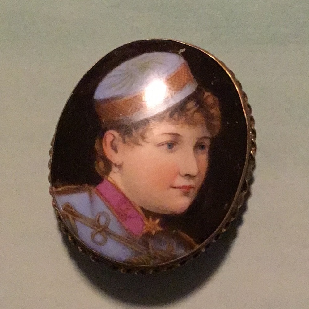 Vintage colorful cameo in goldtone frame